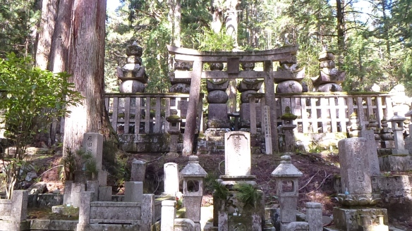 Une vue typique de l'Okunoin. On peut voir un torii, que je croyais reservé au culte shinto...
